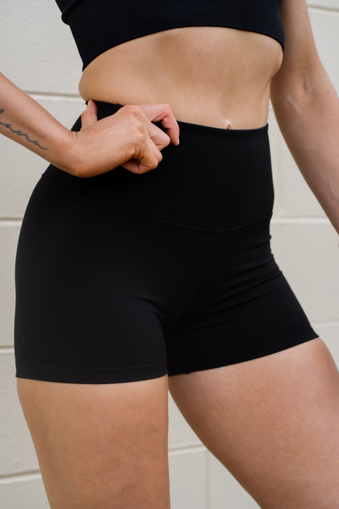 High Waist Scrunchie Bum shorts – black – Official Gymwear